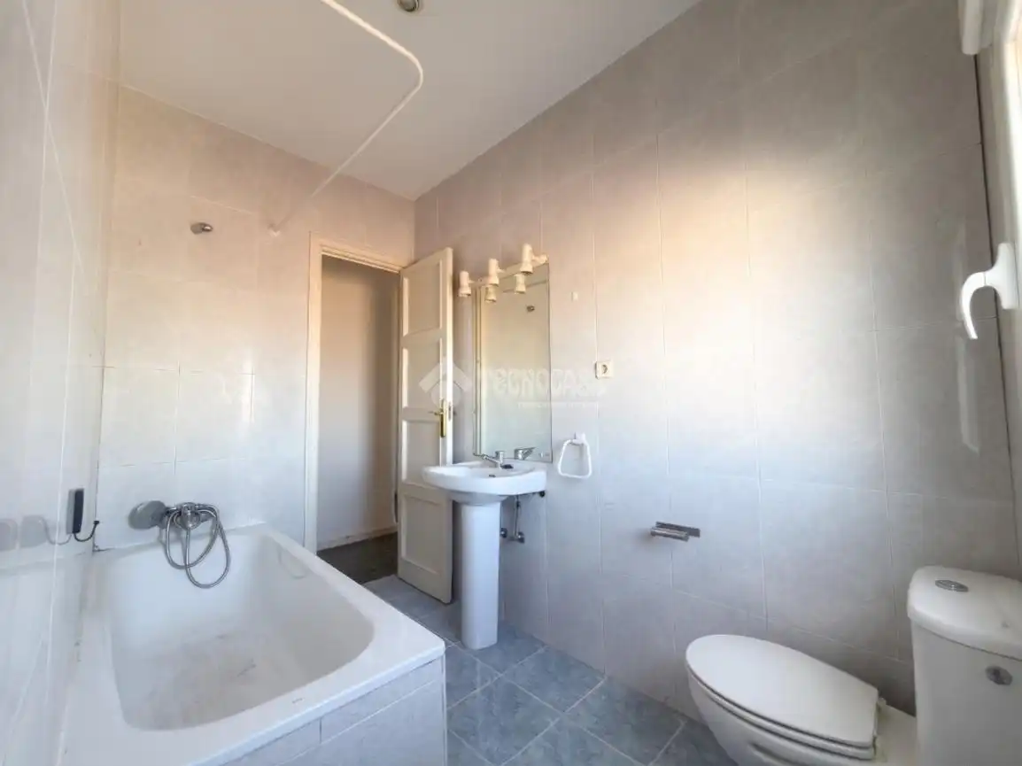 Baño de Ático en venta en Madrid con Calefacción, Terraza y Balcón