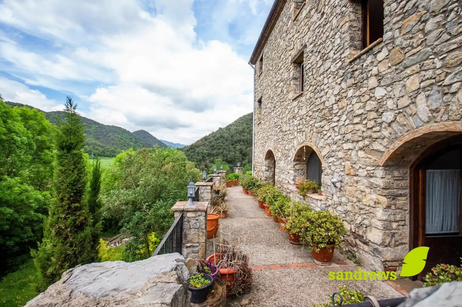 Casa rústica amb jardí en venda a La Vall de Bianya