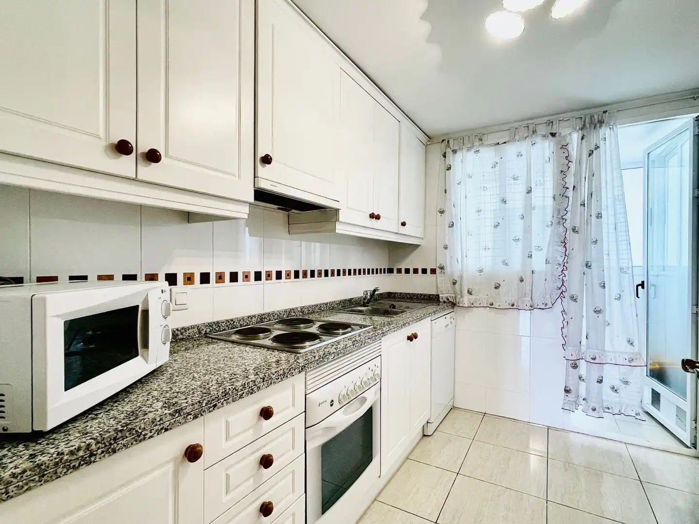 Küche von Wohnung zum Verkauf in Alicante / Alacant mit Klimaanlage, Heizung und Terrasse