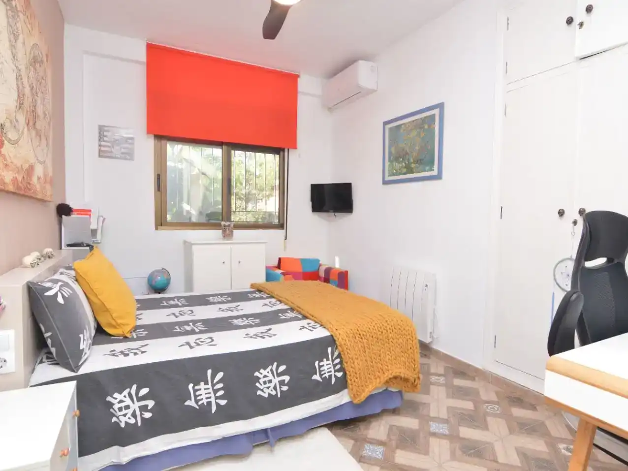 Schlafzimmer von Haus oder Chalet zum Verkauf in Chiva mit Klimaanlage, Schwimmbad und Balkon