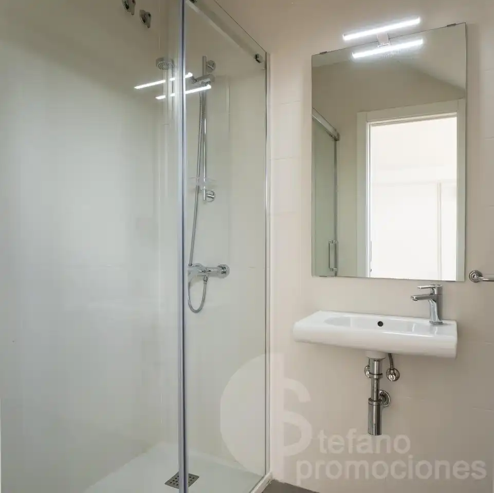 Baño de Casa adosada en venta en Málaga con Aire acondicionado, Calefacción y Jardín privado