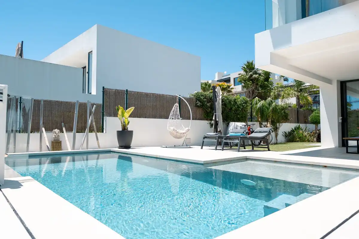 Swimming pool of Houses for rent in Estepona