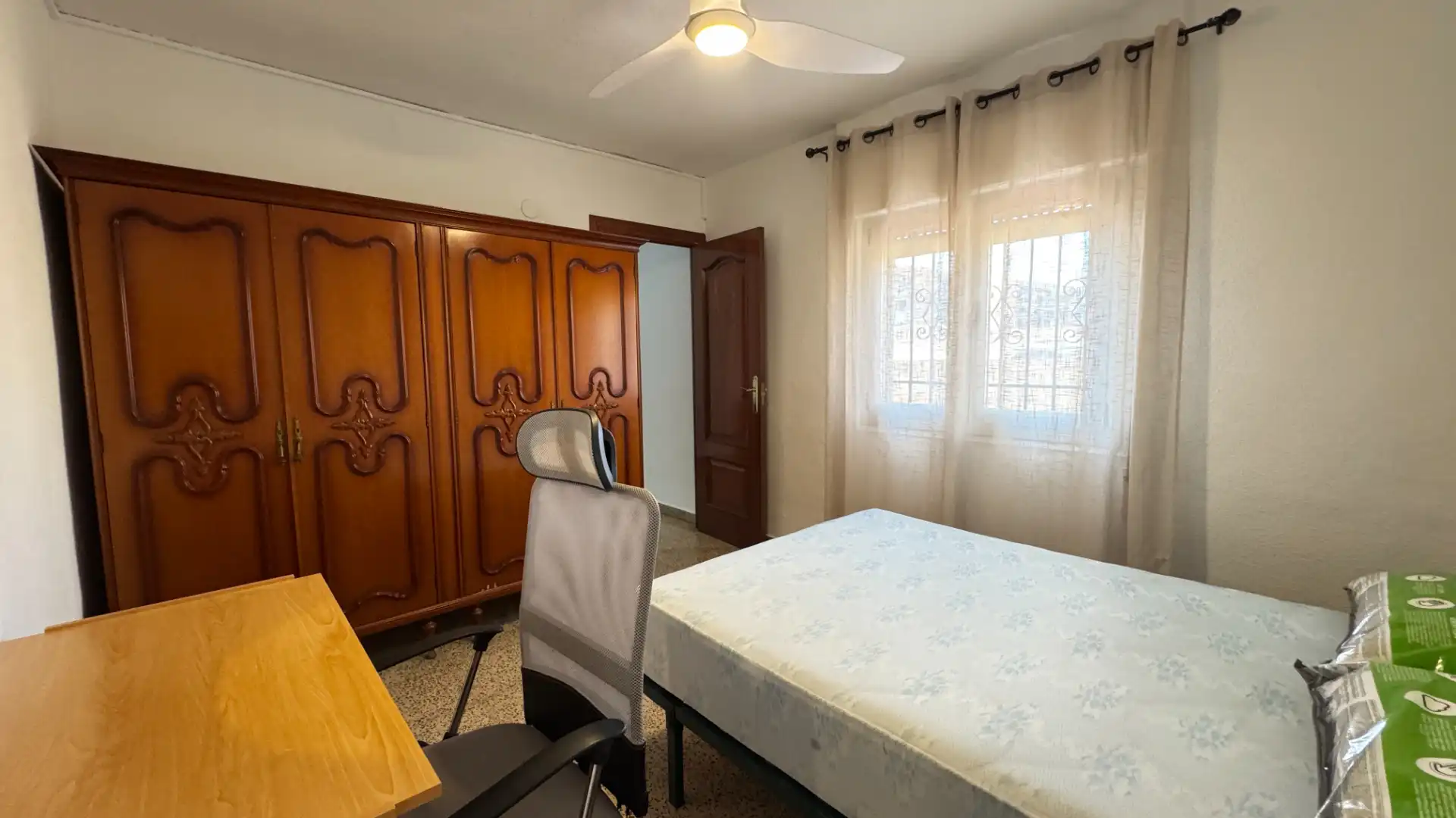 Bedroom of Flat for rent in Granada  with Air Conditioner, Terrace and Microwave
