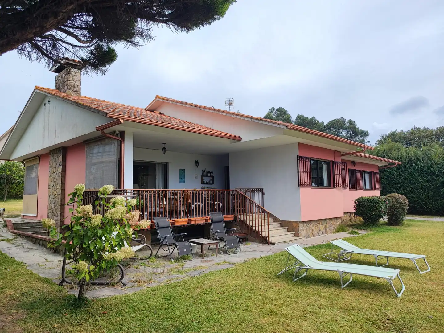 Vista exterior de Casa o xalet en venda en Nigrán amb Jardí privat, Terrassa i Moblat