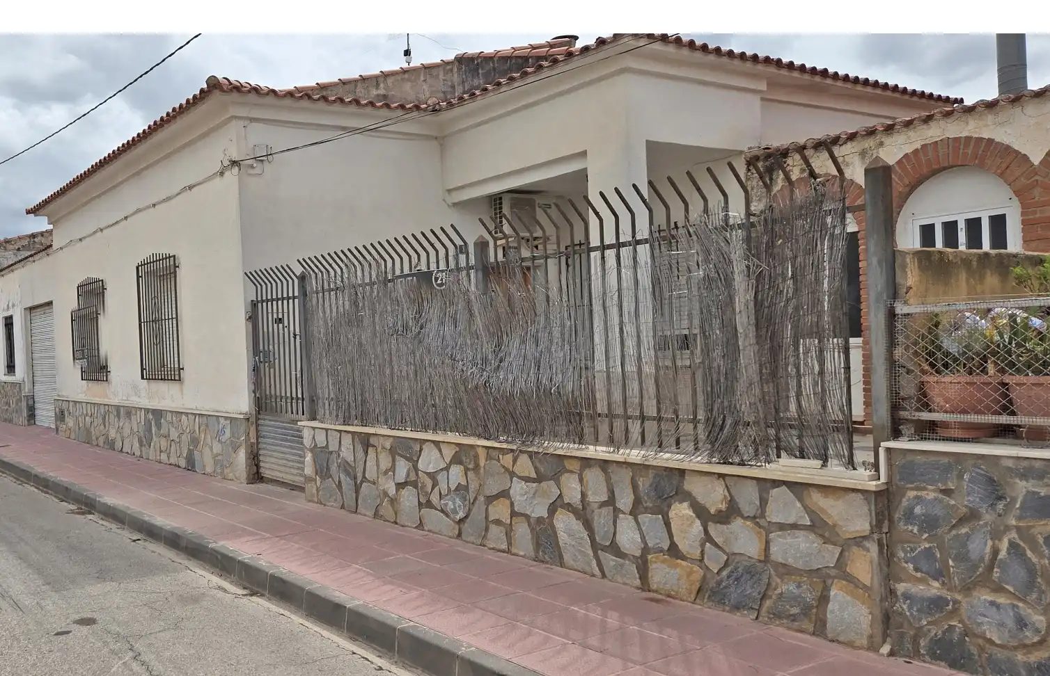House for sale in Algueña