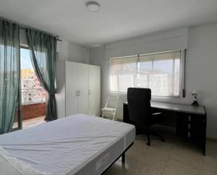 Dormitori de Apartament per a compartir en  Granada Capital amb Balcó