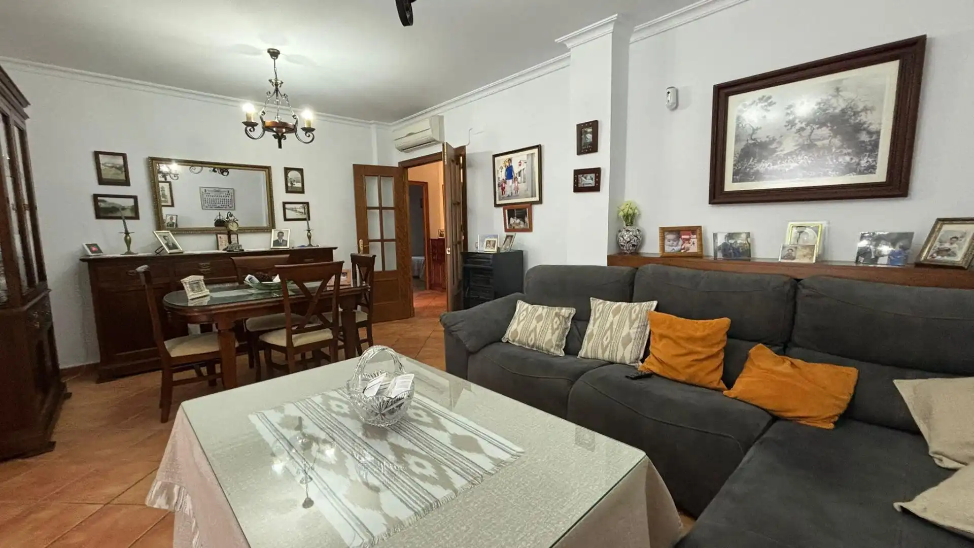 Sala d'estar de Casa o xalet en venda en Chiclana de la Frontera amb Aire condicionat, Jardí privat i Traster