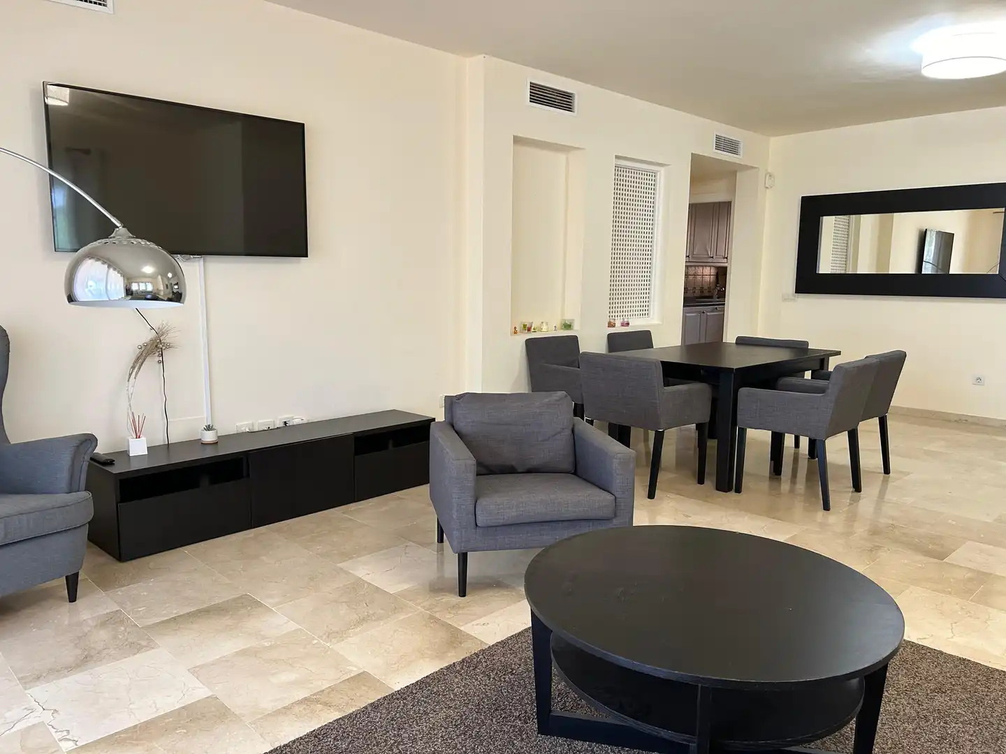 Sala d'estar de Apartament de lloguer en Estepona amb Aire condicionat, Moblat i Internet