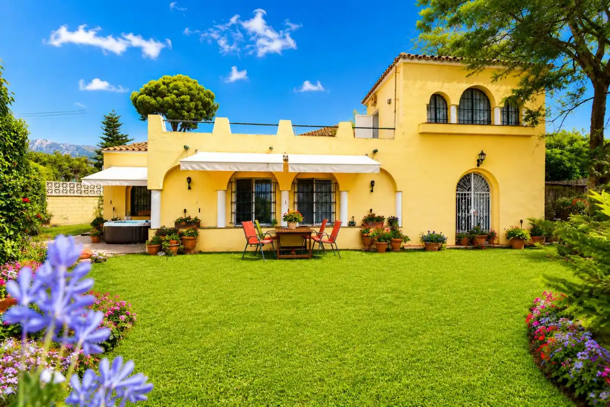 Vista exterior de Casa o xalet en venda en Marbella amb Jardí privat, Terrassa i Jacuzzi