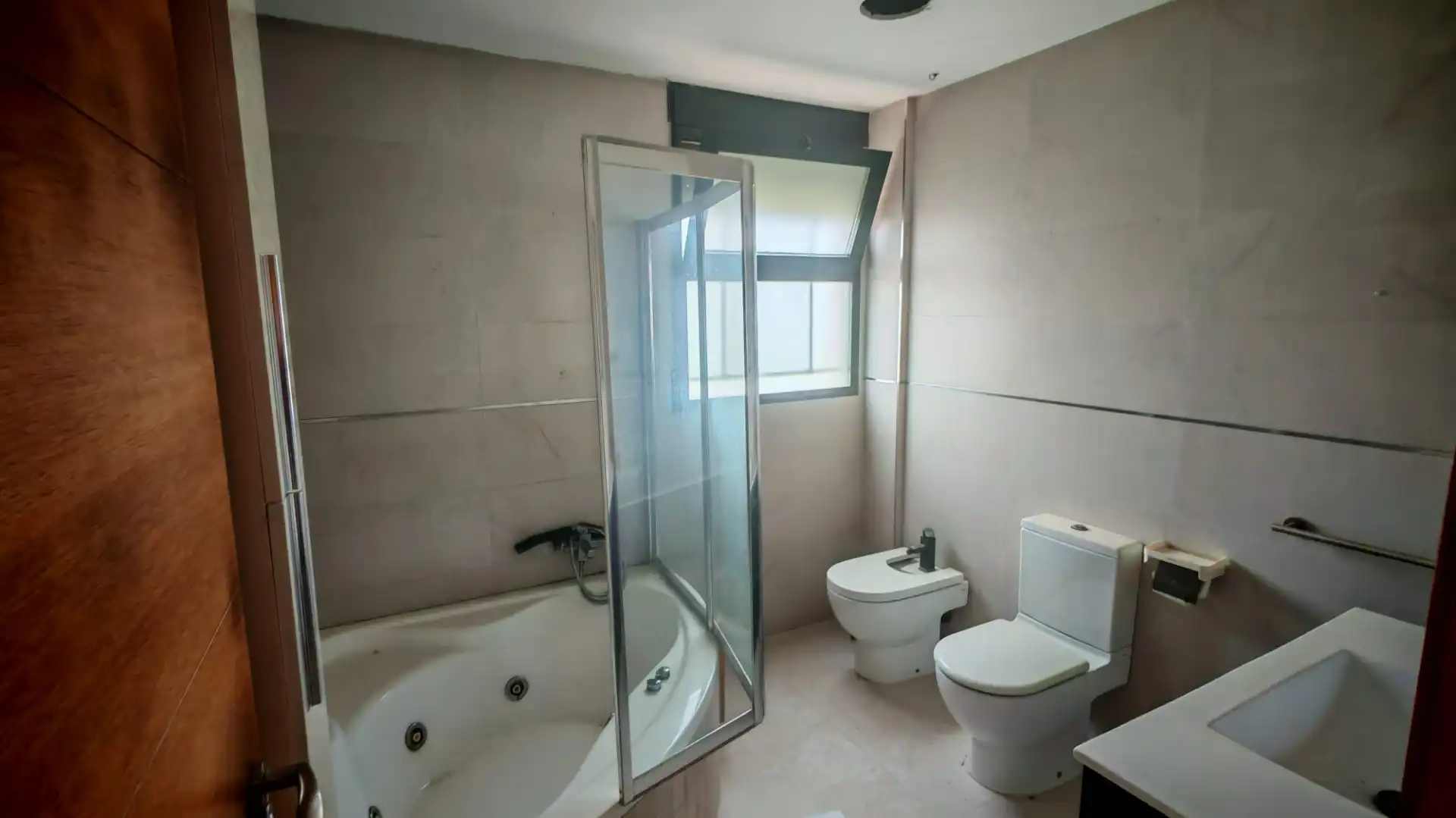 Badezimmer von Einfamilien-Reihenhaus zum Verkauf in Valencia mit Terrasse, Abstellraum und Ofen