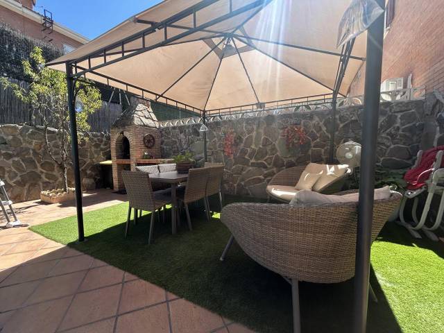 Casa adosada en Venta en Del Colibrí en Casco Histórico