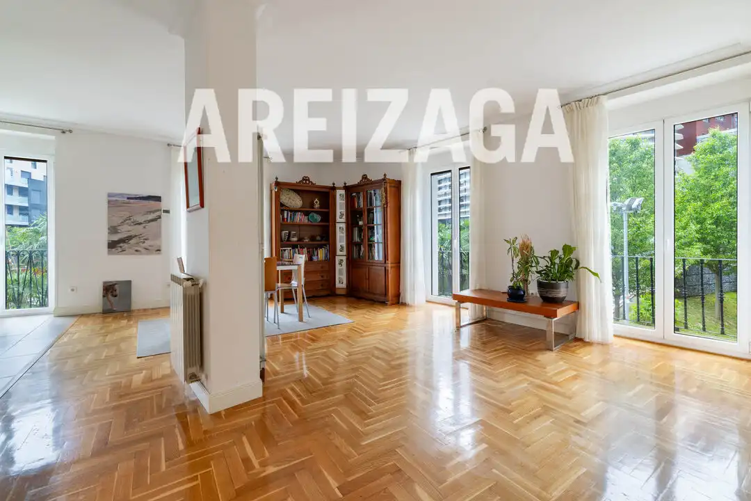Vista exterior de Piso en venta en Donostia - San Sebastián  con Calefacción y Balcón