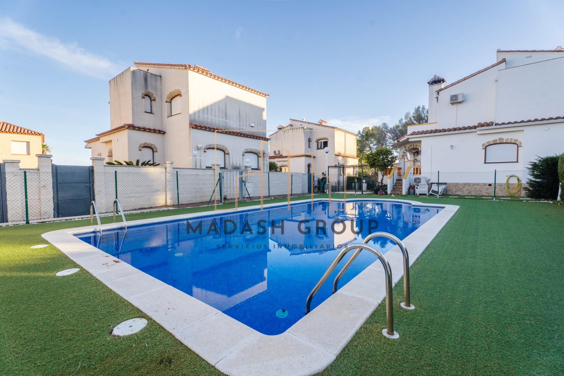 Vista exterior de Casa adosada en venda en Mont-roig del Camp amb Aire condicionat, Moblat i Alarma