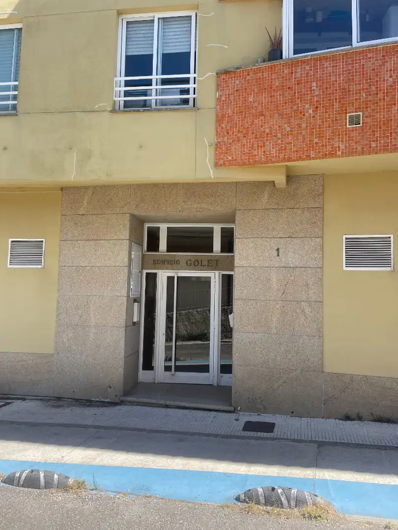 Vista exterior de Pis en venda en Cangas  amb Calefacció, Traster i Moblat