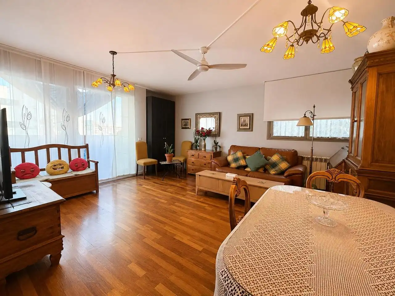 Living room of Flat for sale in Madrid  with Air Conditioner, Heating and Parquet flooring