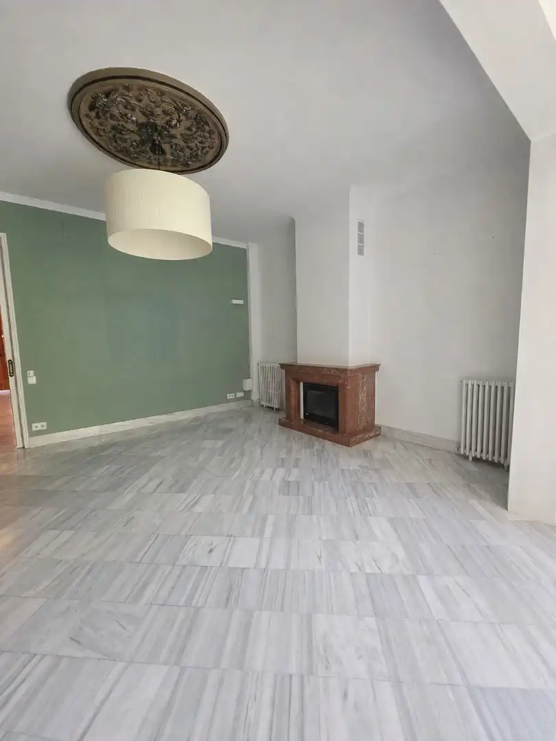 Sala d'estar de Casa adosada en venda en Barcelona amb Calefacció, Jardí privat i Terrassa