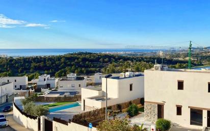 Vista exterior de Casa adosada en venda en Finestrat amb Jardí privat, Terrassa i Balcó