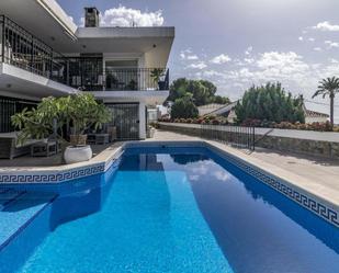 Swimming pool of House or chalet for sale in Marbella  with Air Conditioner, Private garden and Terrace