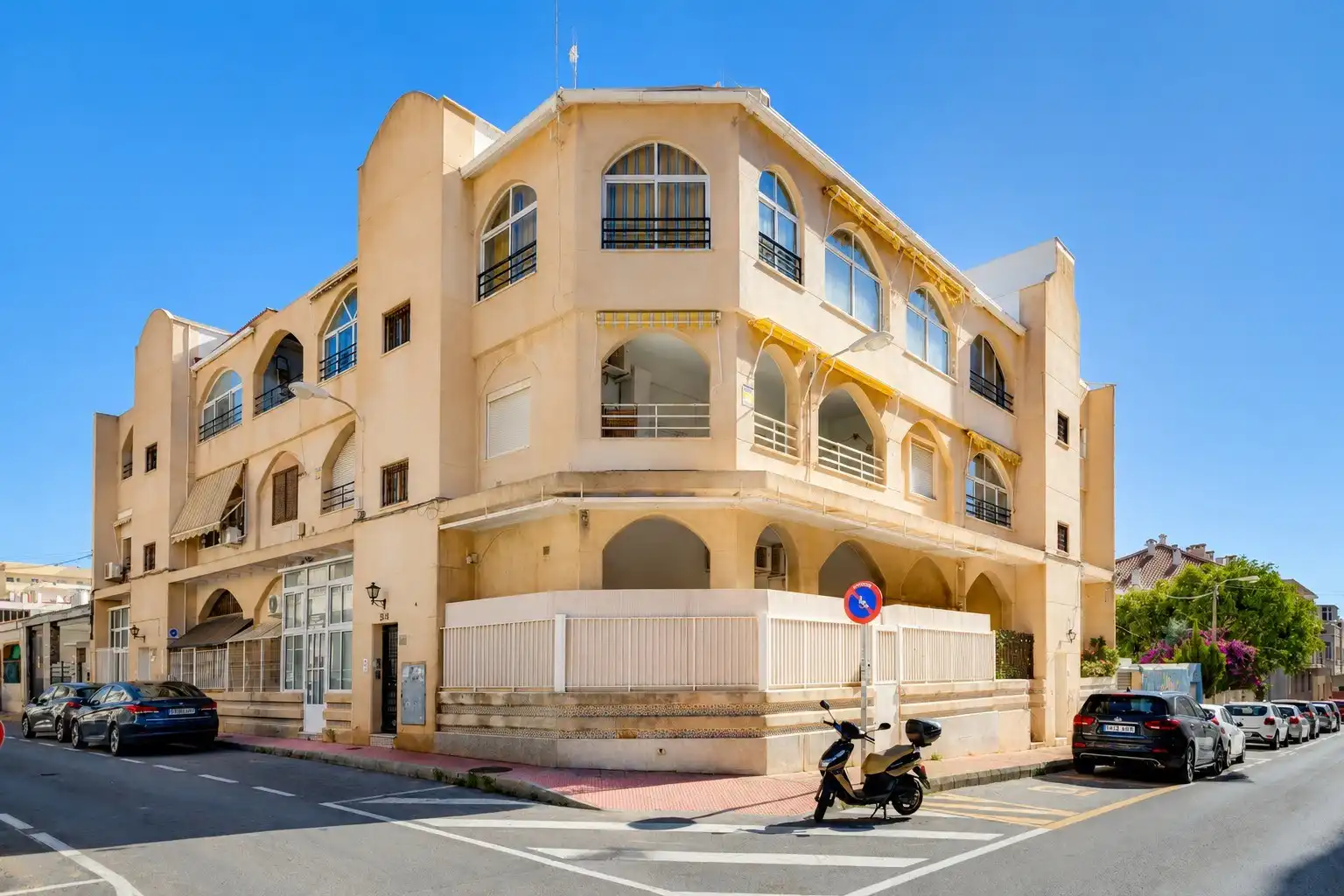 Vista exterior de Planta baixa en venda en Torrevieja amb Aire condicionat, Moblat i Rentadora