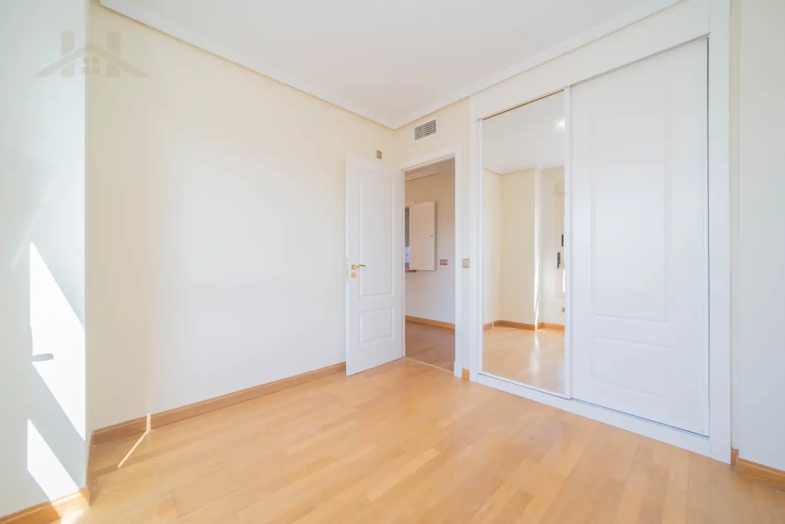 Bedroom of Flat for sale in Madrid  with Air Conditioner, Heating and Storage room