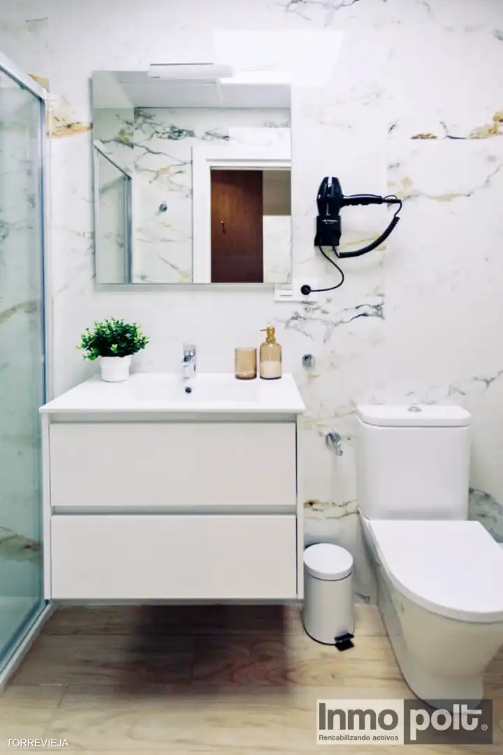 Baño de Piso de alquiler en Torrevieja con Aire acondicionado, Calefacción y Amueblado