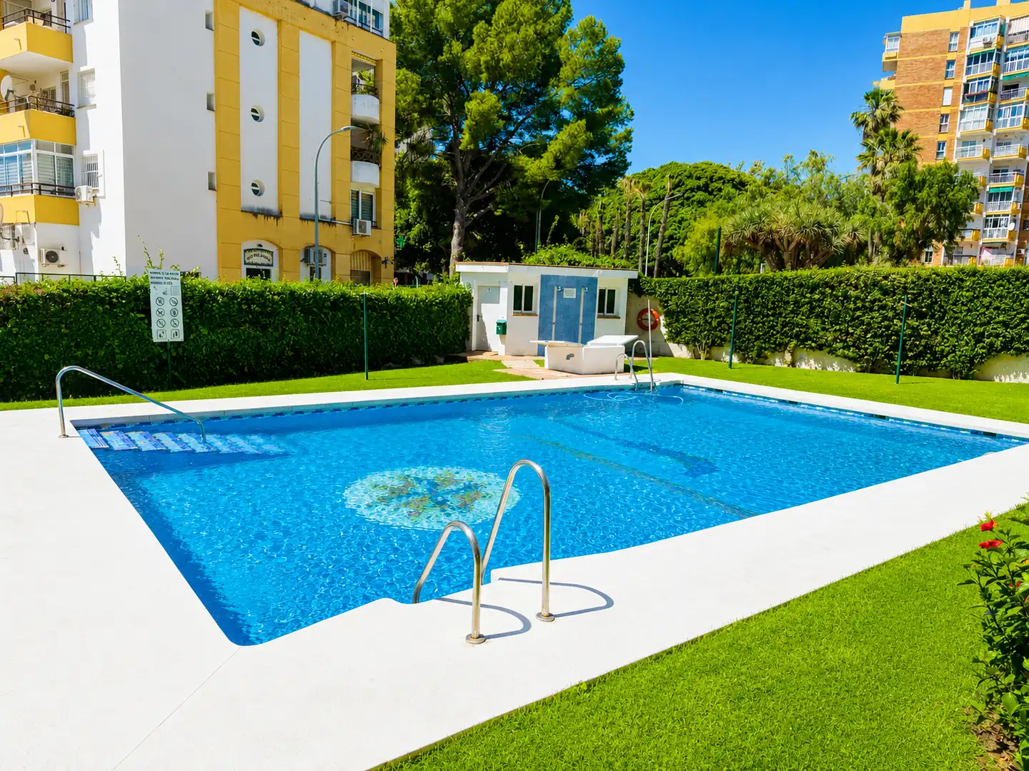 Piscina de Piso en venta en Benalmádena con Aire acondicionado, Terraza y Amueblado