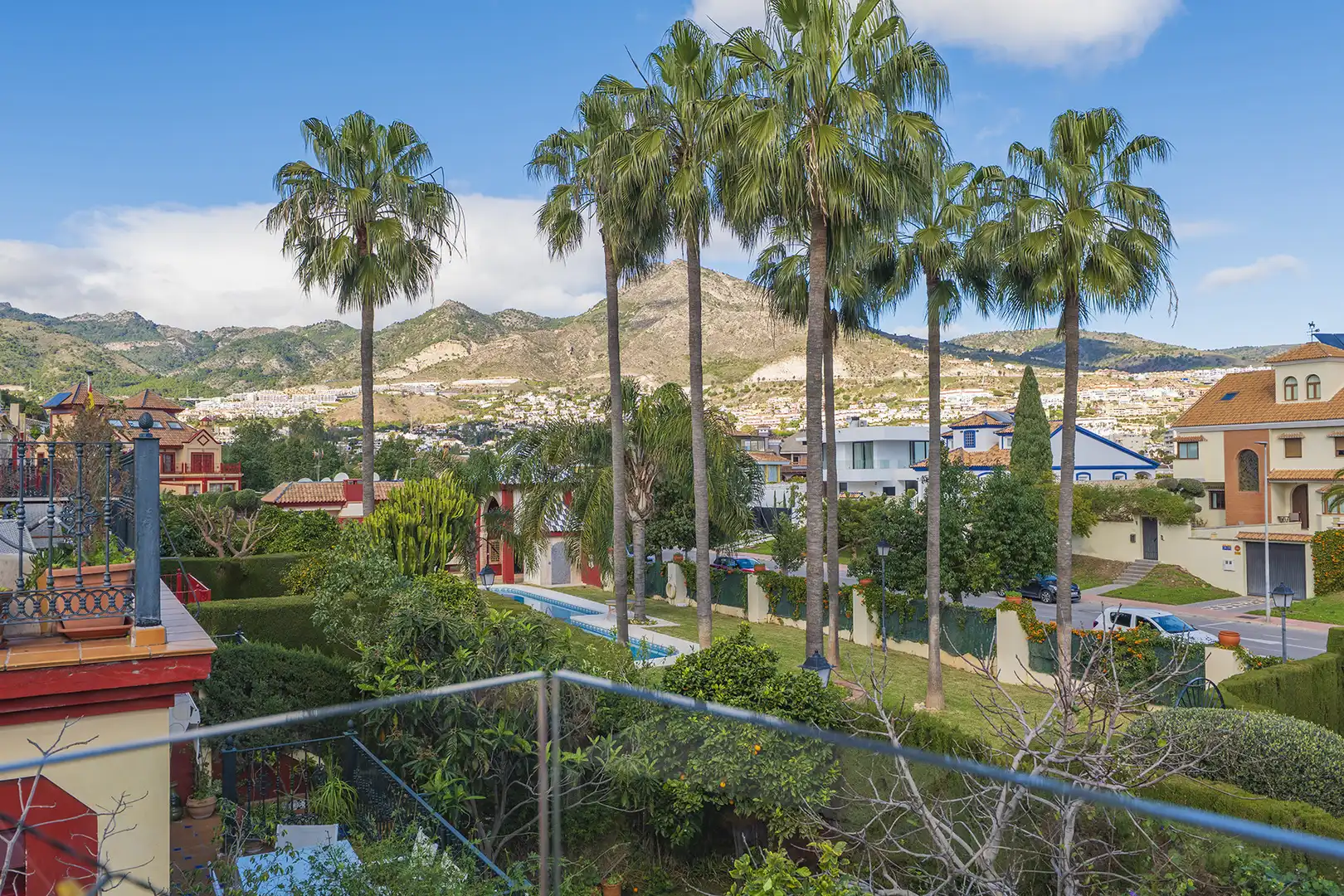 Vista exterior de Casa adosada en venta en Benalmádena con Terraza, Piscina y Internet