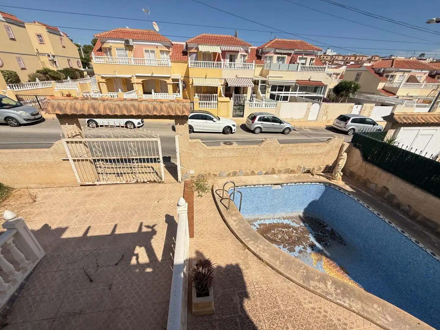 Vista exterior de Casa o xalet en venda en San Miguel de Salinas amb Jardí privat i Piscina comunitària