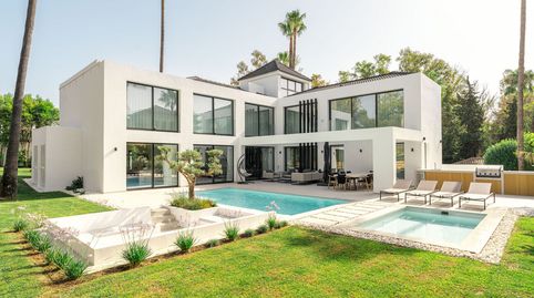 Villa Familiar con Diseño Moderno y Espacios de Entretenimiento en Nueva Andalucía