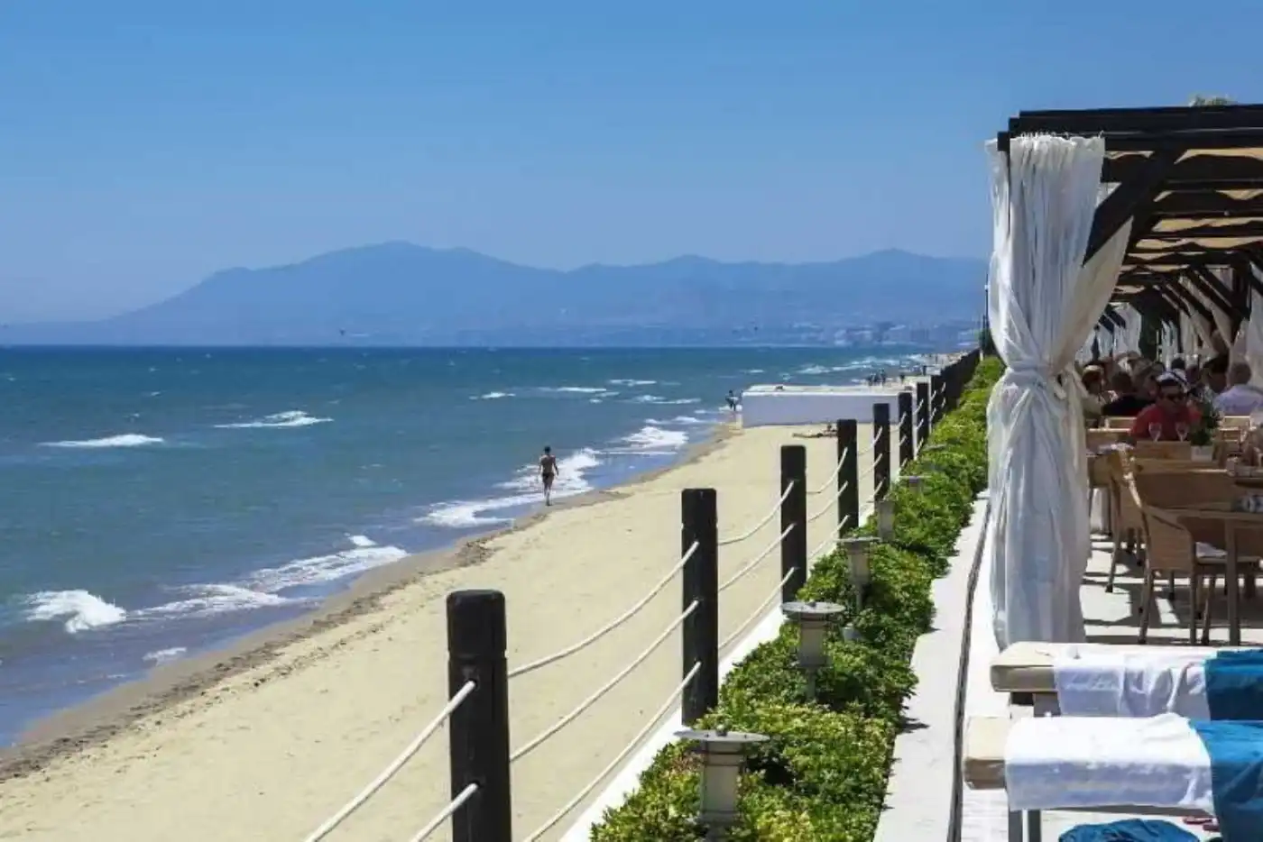Außenansicht von Erdgeschoss zum Verkauf in Marbella mit Klimaanlage, Heizung und Privatgarten