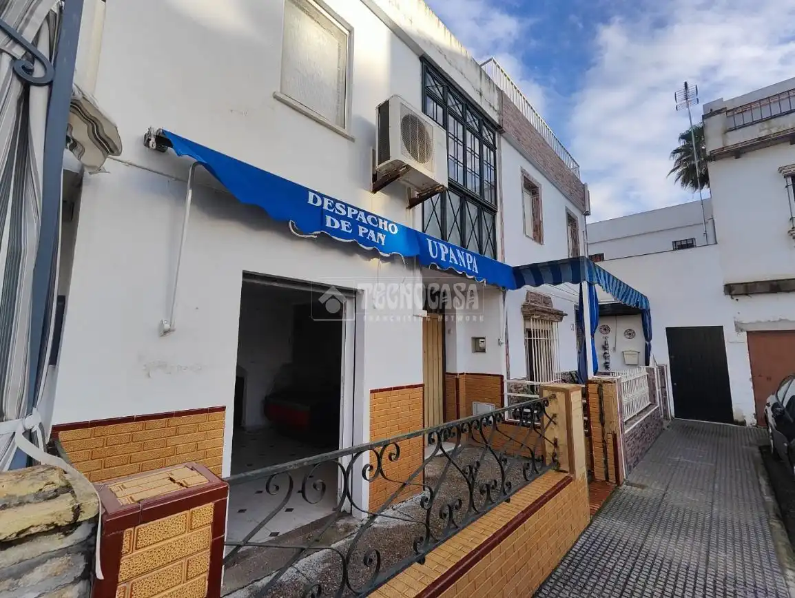 Casa adosada en venda en Los Palacios y Villafranca amb Balcó