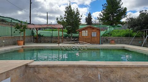 Chalet en zona Zarpazo. Cuenta con una parcela de 2.000 m2. y una superficie construida de 271 m2. Dispone de un amplio patio asfa