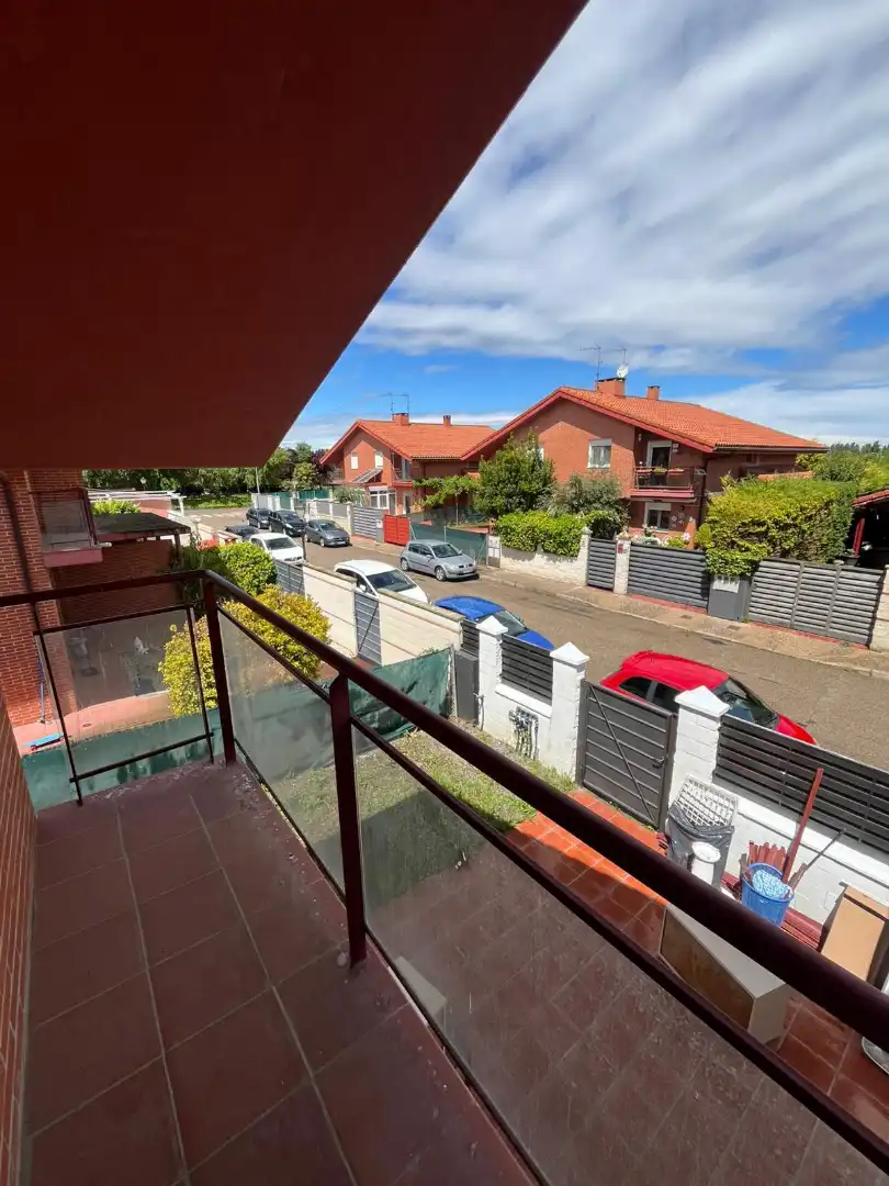 Vista exterior de Casa adosada en venda en Renedo de Esgueva amb Calefacció, Jardí privat i Parquet