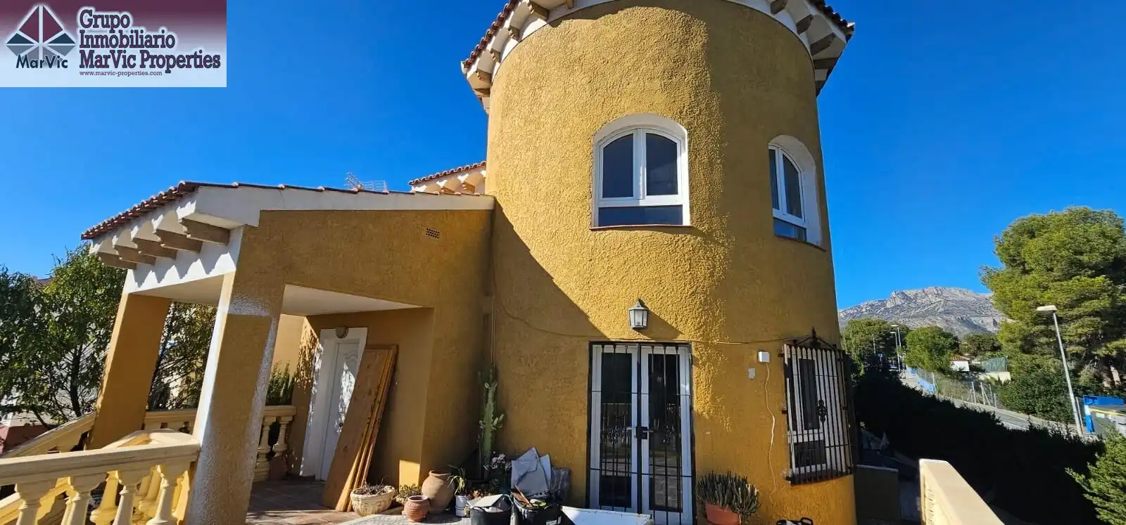 Vista exterior de Casa o xalet en venda en La Nucia amb Aire condicionat, Jardí privat i Terrassa