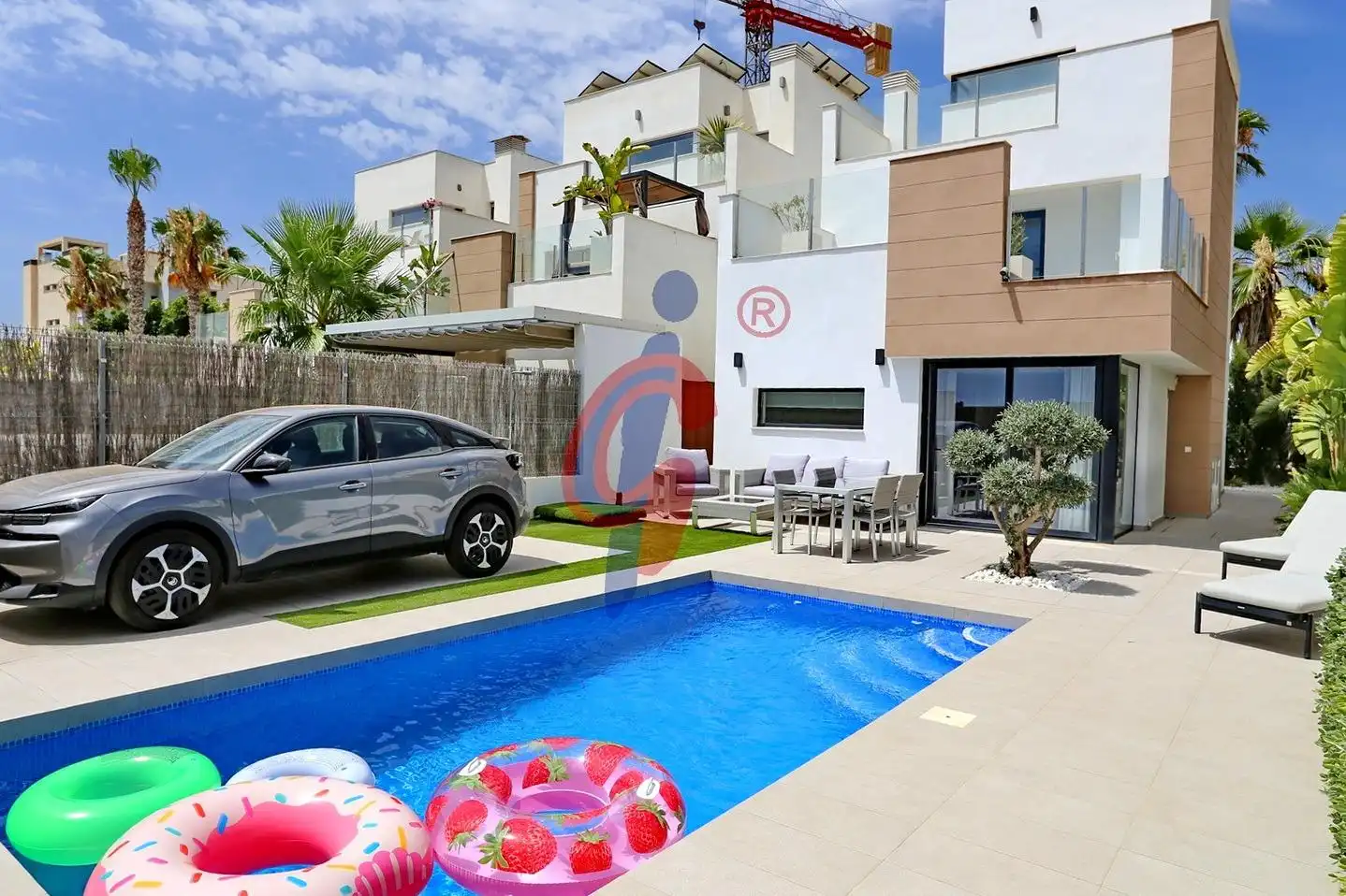 Vista exterior de Casa adosada en venda en Guardamar del Segura amb Aire condicionat, Jardí privat i Terrassa