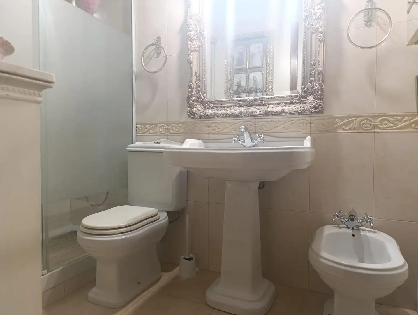 Bathroom of Flat for sale in Sevilla  with Air Conditioner and Heating