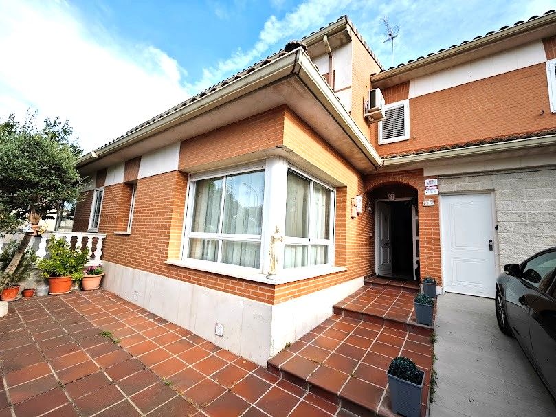 Exterior view of Single-family semi-detached for sale in Casarrubuelos  with Air Conditioner, Heating and Terrace