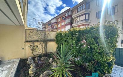 Vista exterior de Casa adosada en venda en Laredo amb Calefacció, Jardí privat i Parquet