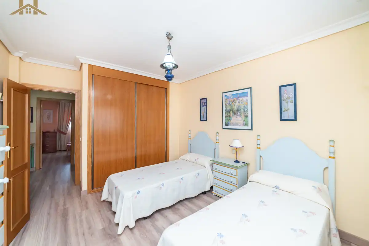 Habitación de Casa adosada en venta en Boadilla del Monte con Aire acondicionado, Calefacción y Jardín privado