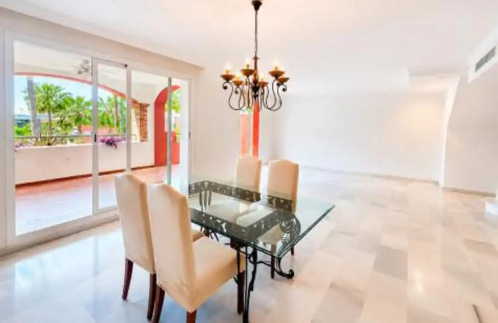 Menjador de Apartament de lloguer en Marbella amb Aire condicionat, Terrassa i Moblat