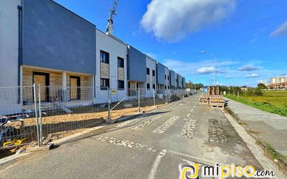 Vista exterior de Casa adosada en venda en Laredo amb Calefacció