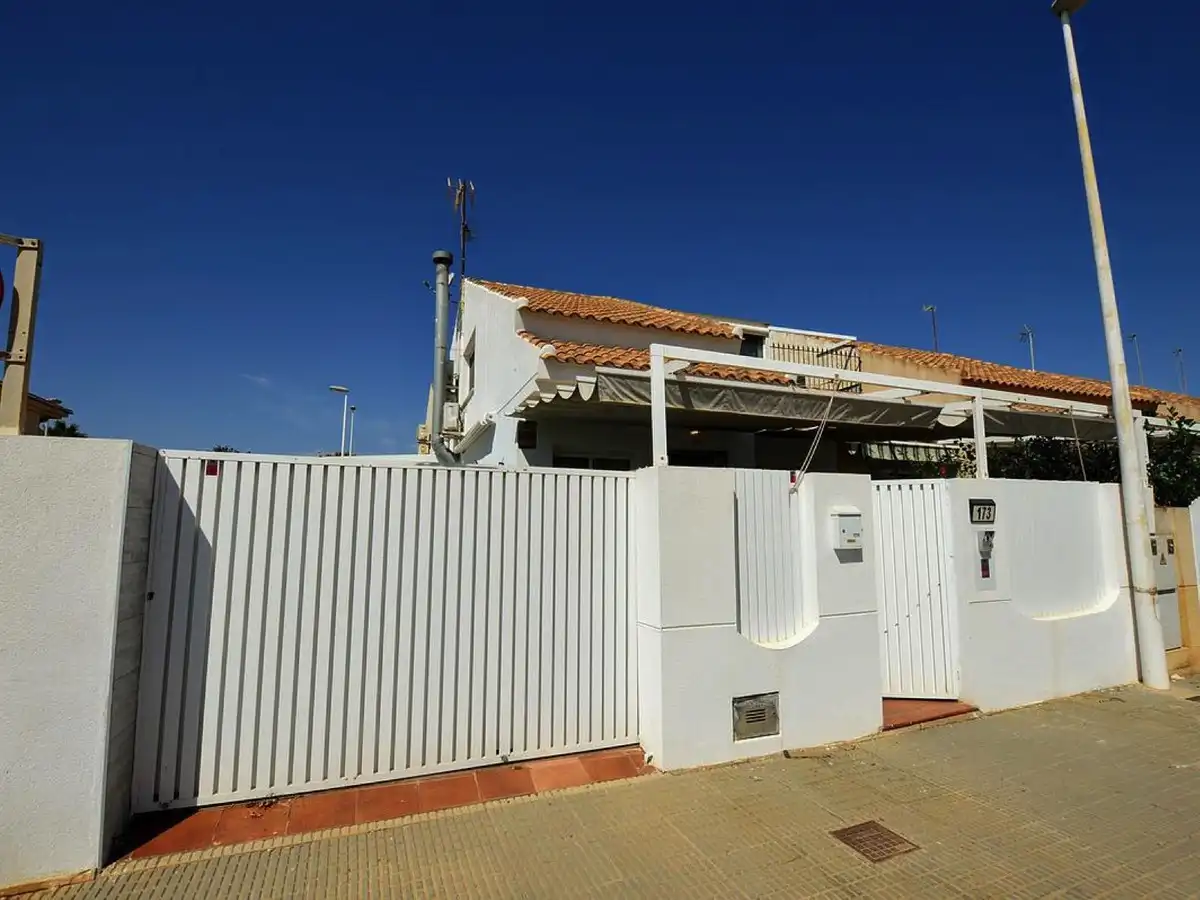 Vista exterior de Casa o chalet en venta en San Pedro del Pinatar con Aire acondicionado, Jardín privado y Terraza