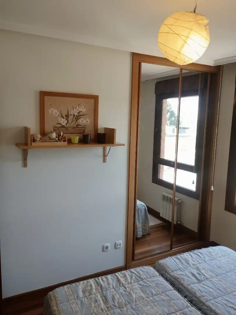 Dormitori de Pis de lloguer en Oviedo  amb Calefacció, Jardí privat i Parquet