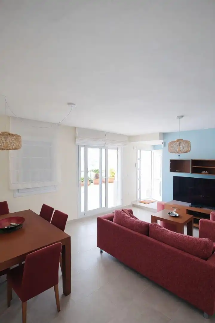 Sala d'estar de Casa adosada de lloguer en Almuñécar amb Aire condicionat, Terrassa i Moblat