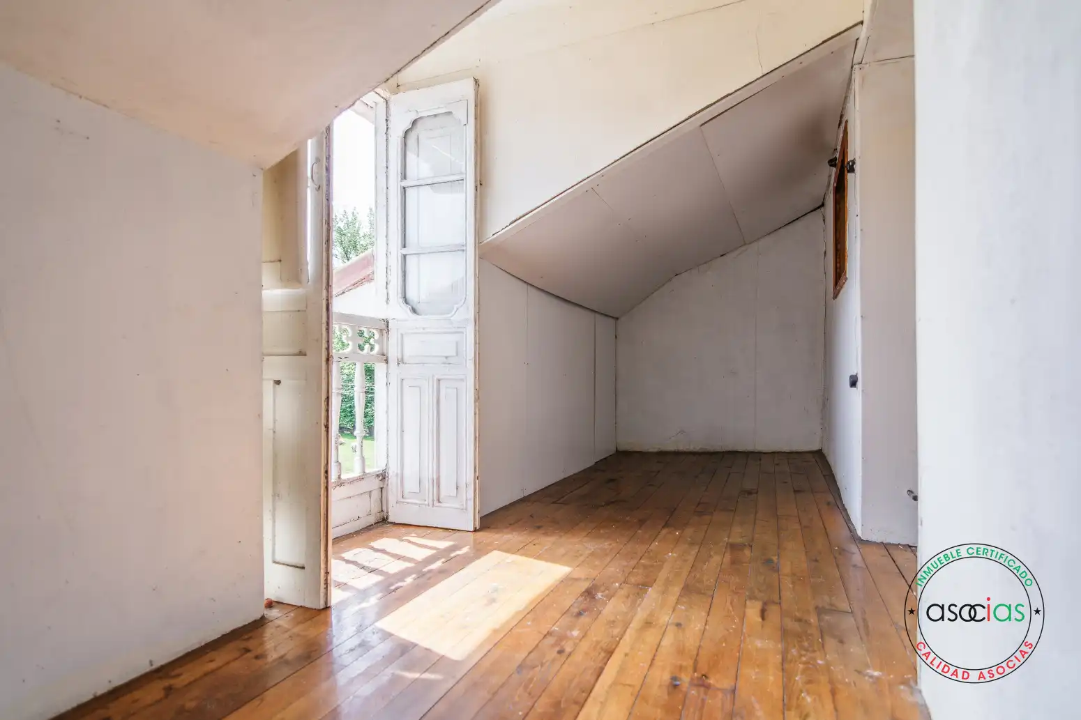 Casa o chalet en venta en Las Regueras   con Calefacción y Jardín privado