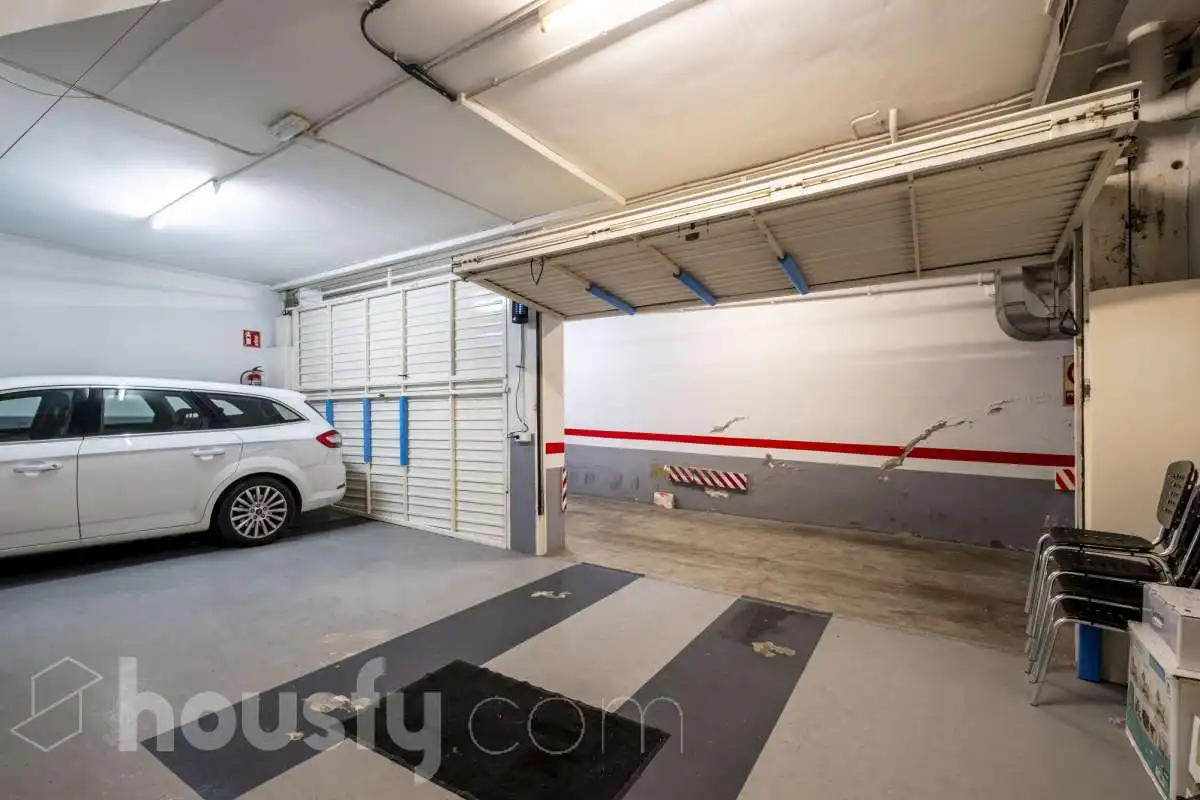 Parking de Casa o chalet en venta en Barcelona con Aire acondicionado, Calefacción y Jardín privado