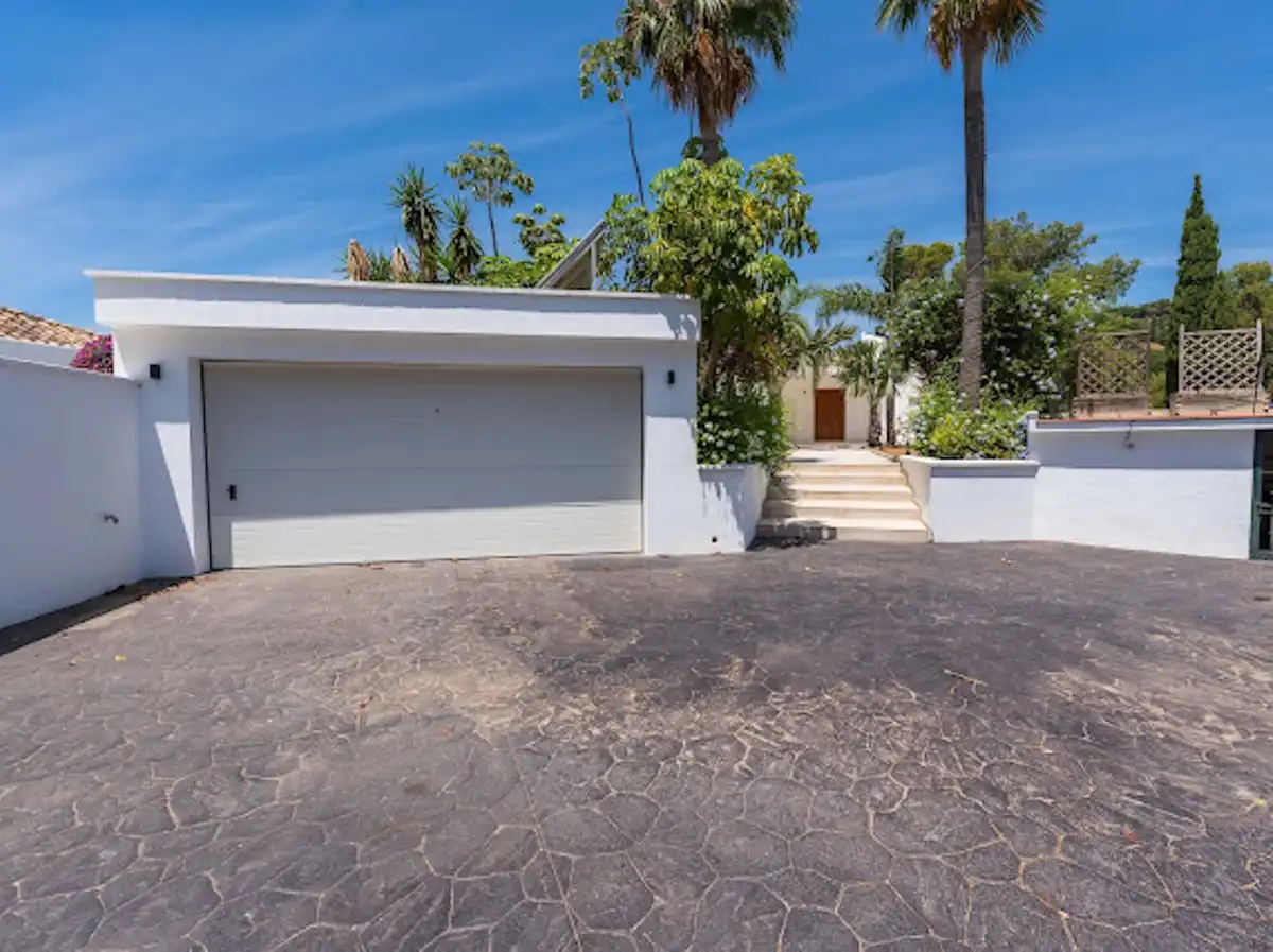 Vista exterior de Casa adosada en venta en Benahavís con Aire acondicionado, Terraza y Trastero