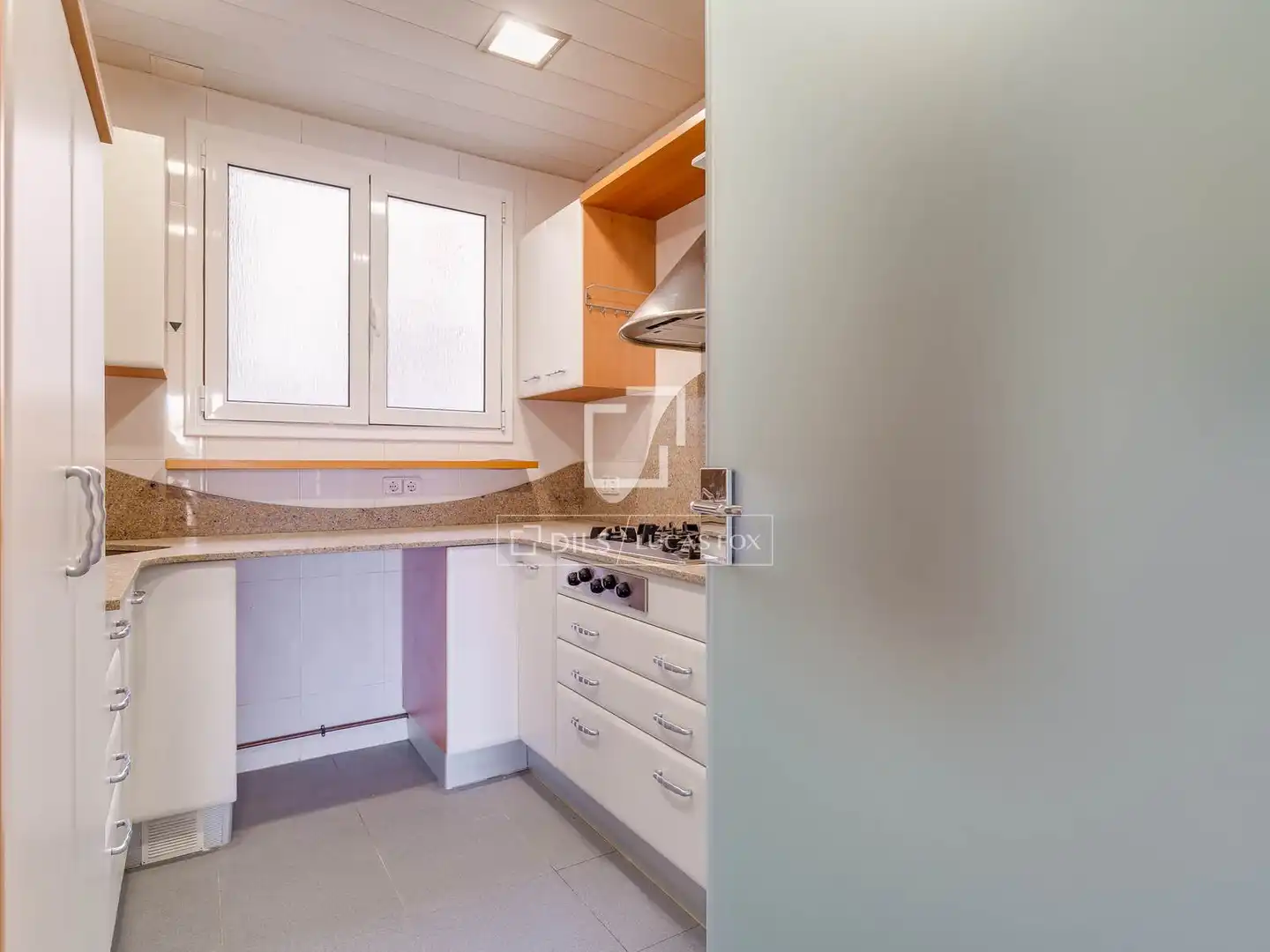 Küche von Wohnung zum Verkauf in Barcelona mit Klimaanlage, Heizung und Balkon