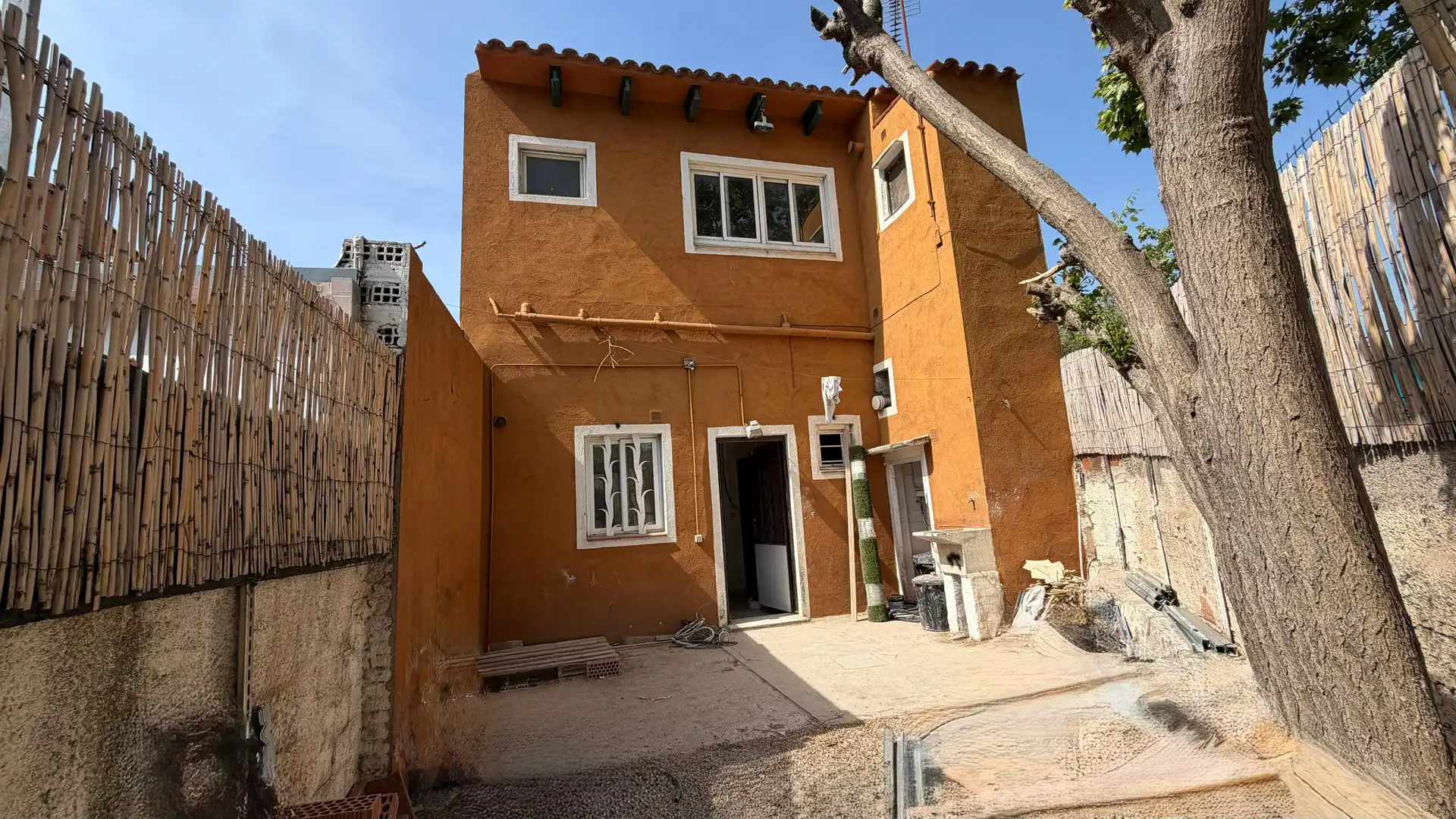 Vista exterior de Casa adosada en venta en Barcelona con Calefacción y Trastero