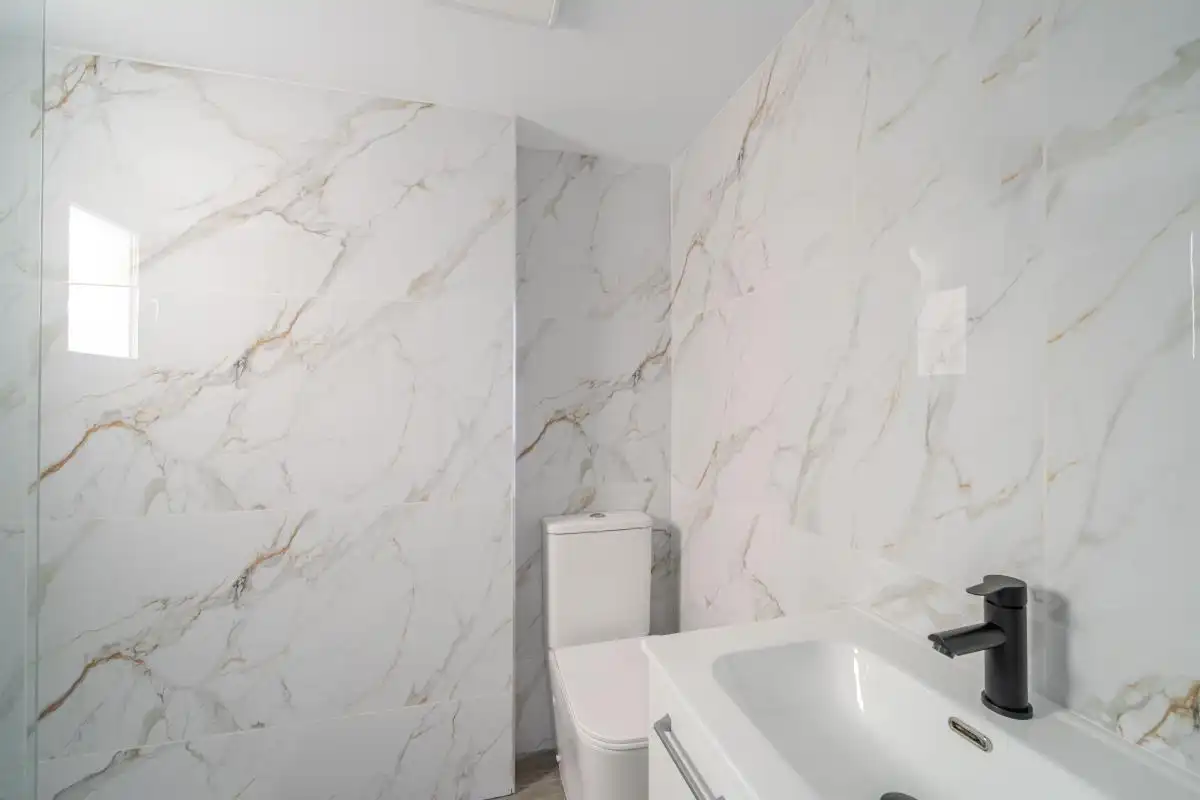 Baño de Piso en venta en Torrevieja con Calefacción, Terraza y Balcón